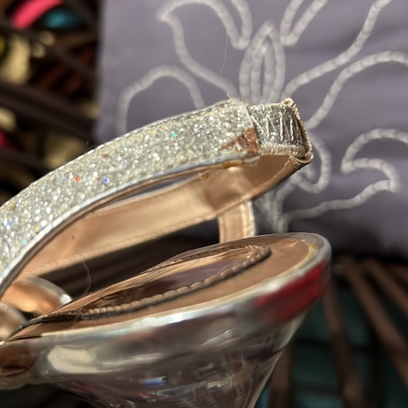 Mootsies Tootsies sz 7.5 silver sandals clear heel special occasion Holiday - Picture 6 of 8